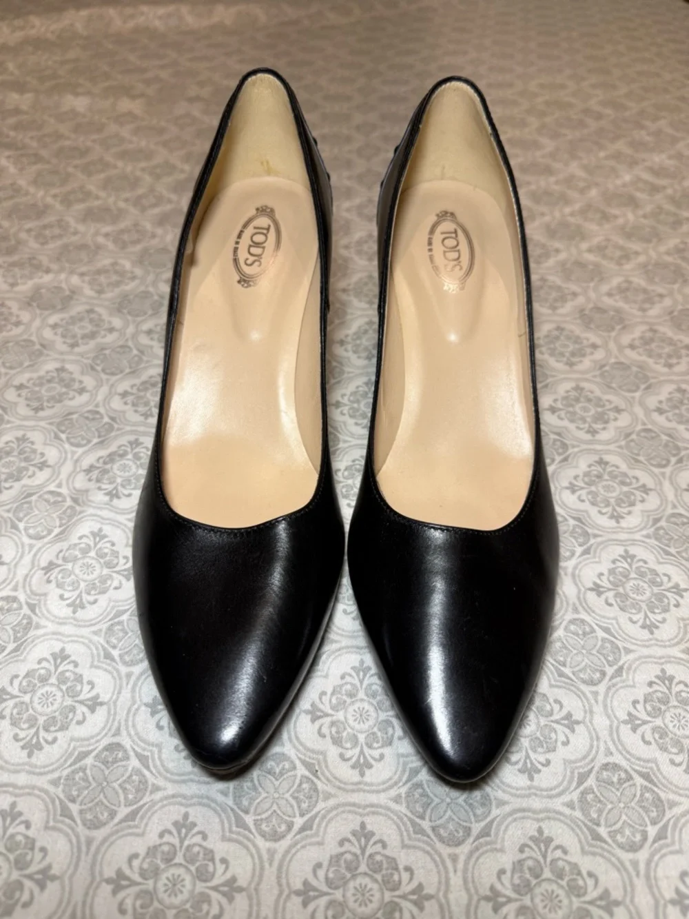 TOD'SOstudded pointed toe leather pumps Size 39